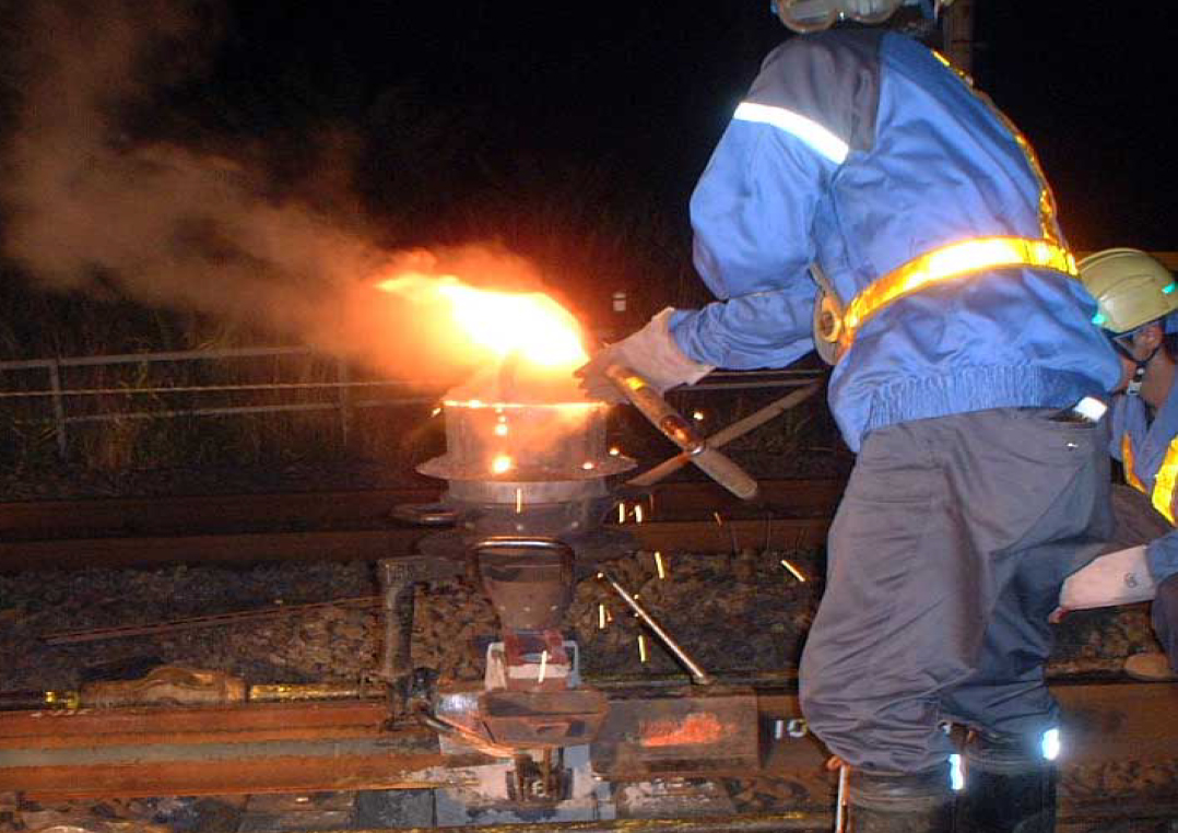 接合部を鋳型で囲み、アルミの酸化反応で得た溶鋼を流し込み接合する工法